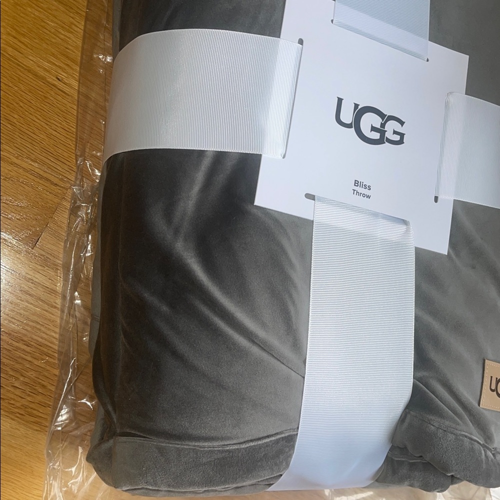 UGG Bliss Throw Blanket  color gray silver - Picture 10 of 12